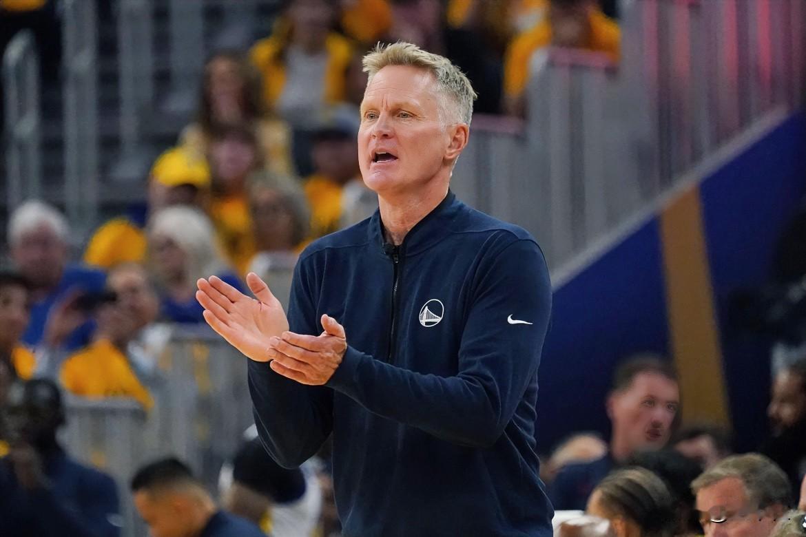 勇士连续三场顽强表现终于迎来回报，也给科尔提个醒，别再乱摆阵容了，谁能上谁不能上