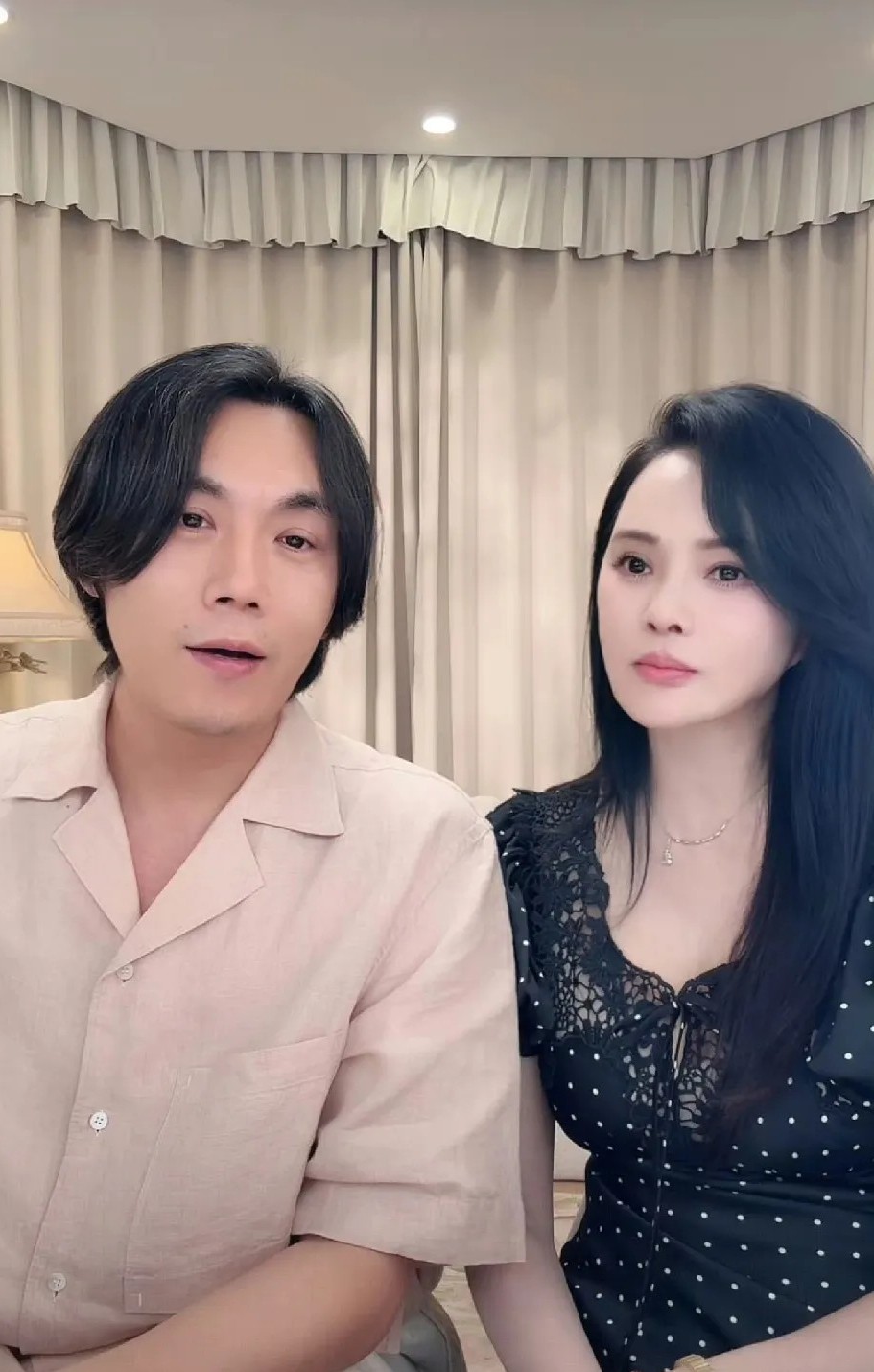 56岁的伊能静，居然还面若娇花，臀肌饱满，她才是低调的不老女神吧？那些单身