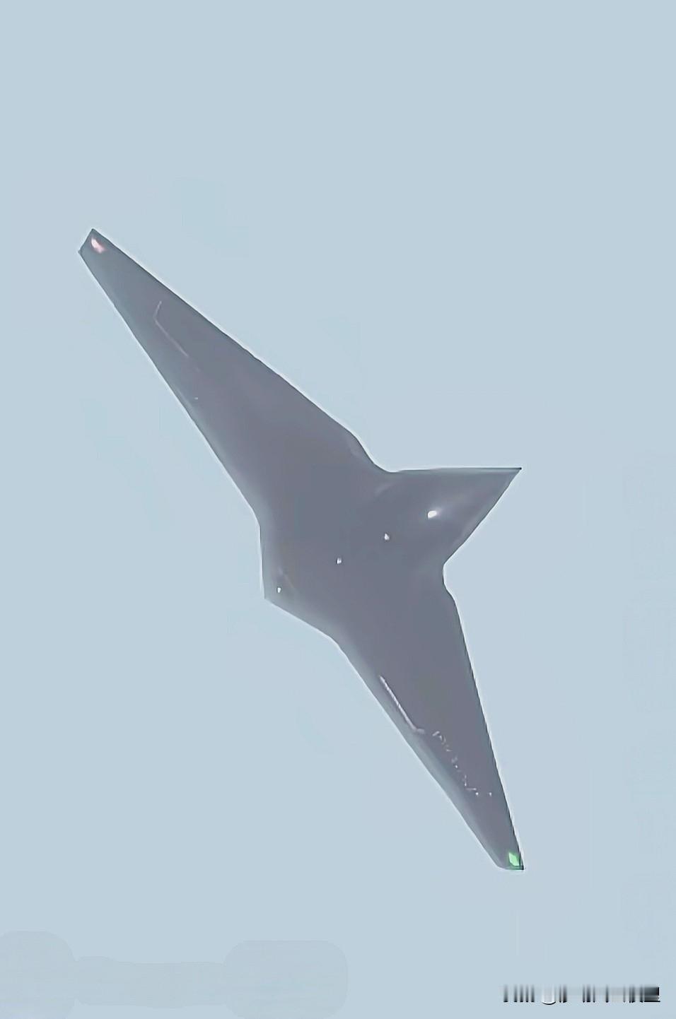 你就说科幻不科幻吧？咱家某款大型无人机试飞画面引爆网络，哪位老铁知道它的型号请告