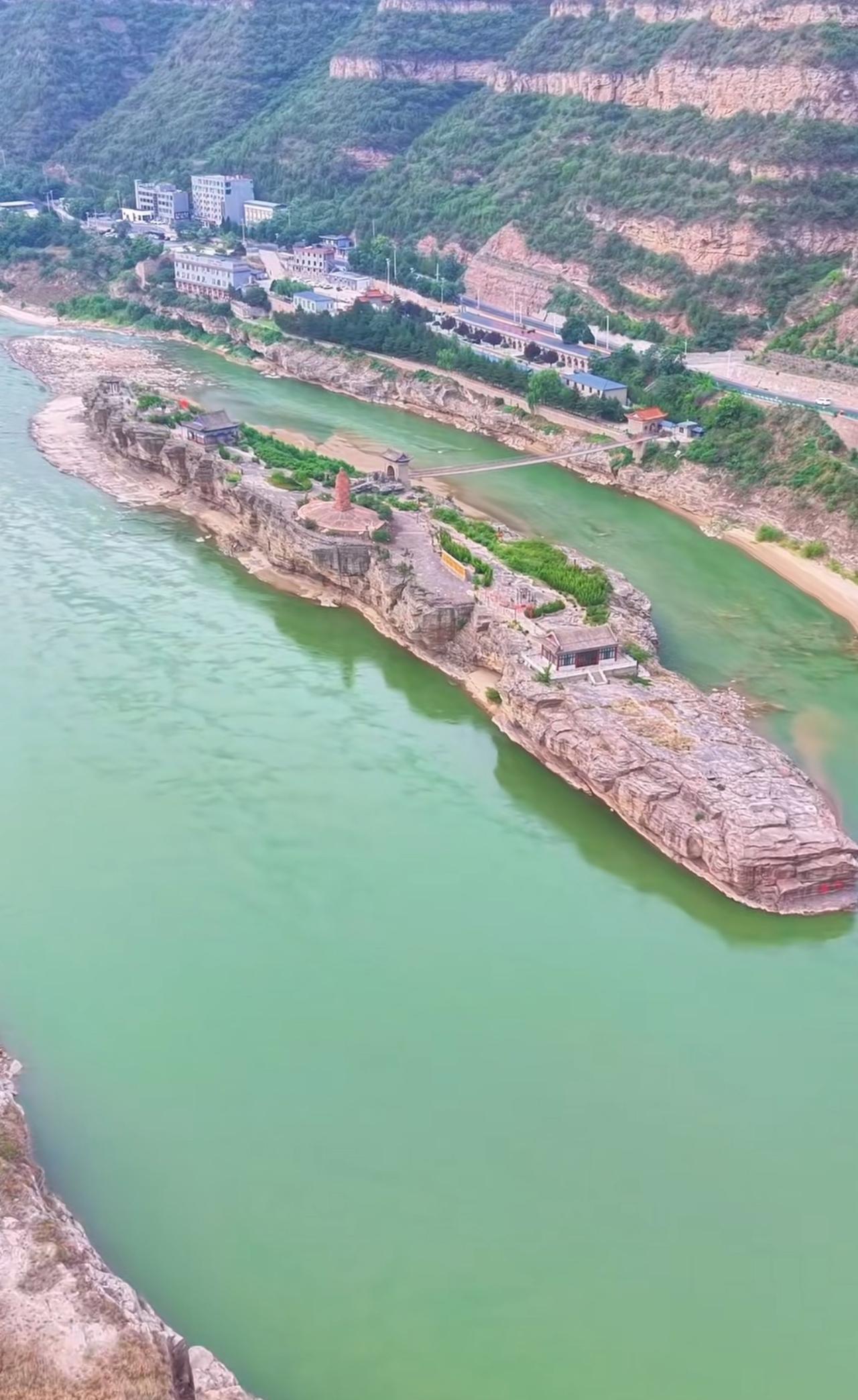 壶口古遗址，黄河孟门山。相传大禹治水时留在黄河的岛屿。高空俯，非常的壮观！#壶