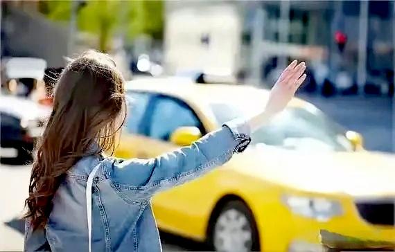 湖南邵东，17岁女生私下搭乘顺风车。路过服务区，司机下车直接锁死车门，女生以为只