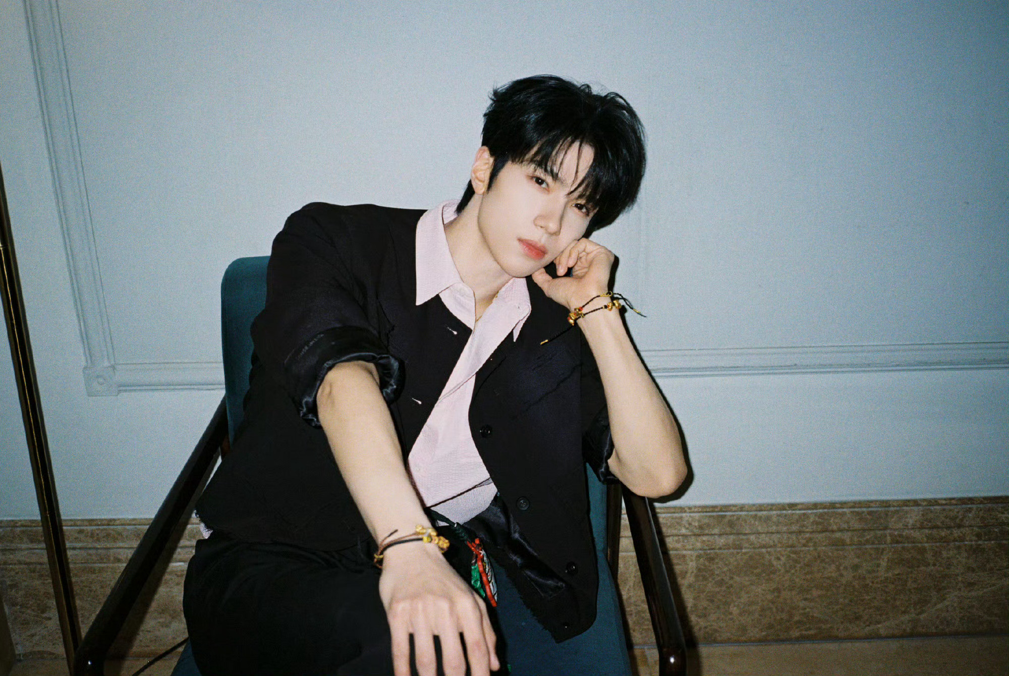 余承恩太感动了，我家孩子终于不是发✌🏿了！！余承恩你怎么看什么都那么深情！