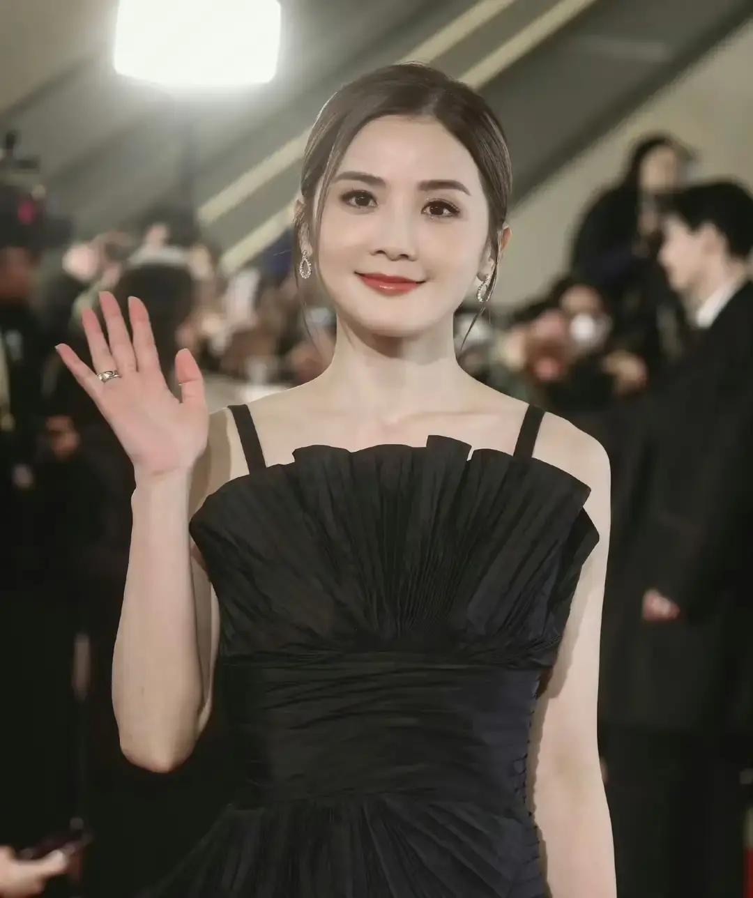 蔡卓妍这份清醒,真让人服气43岁刚完婚,33岁健身教练做伴侣,别人先替她操心能