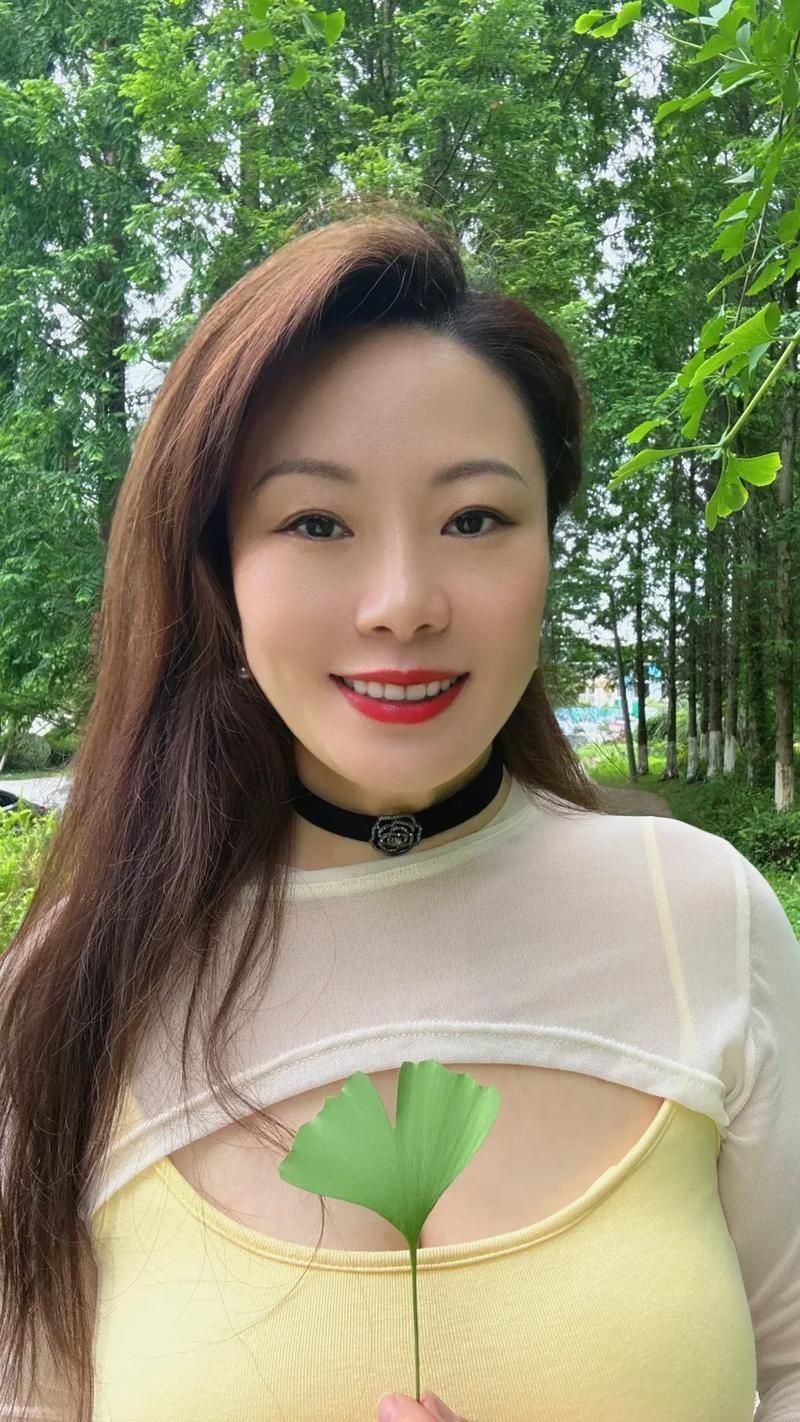 昨天在电梯里碰到住我楼上的86年出生的大龁剩女，必竟是四年没有见面了，看她体型