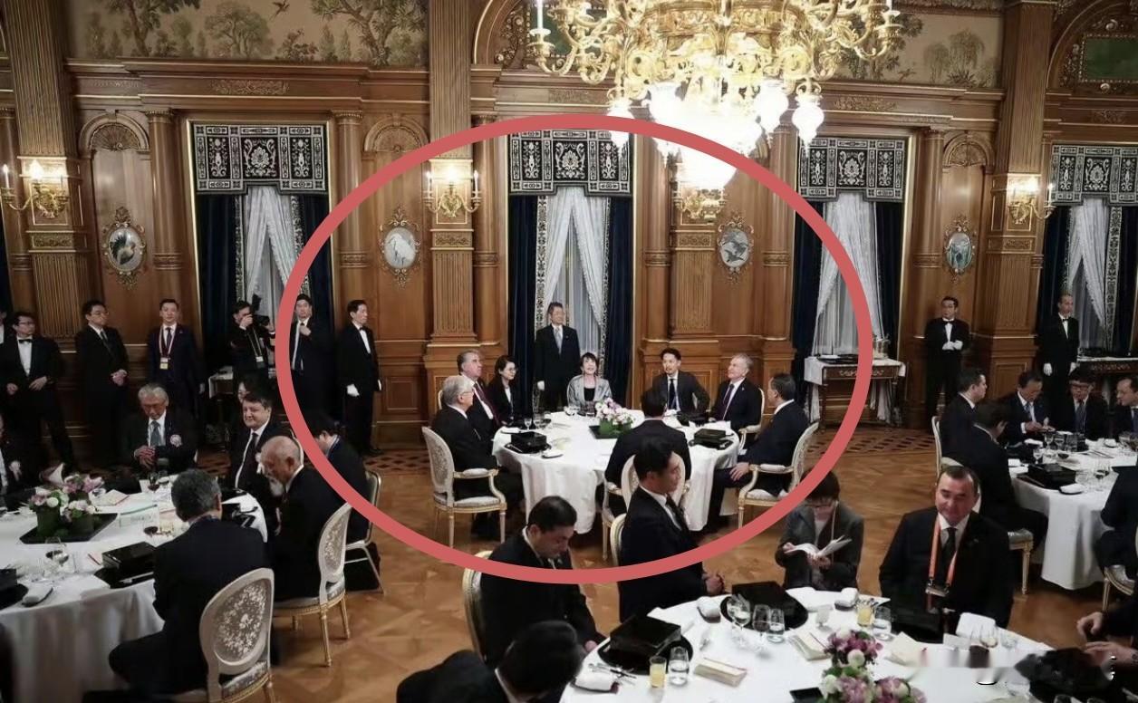 中亚五国领导人居然都到了日本，高市早苗举行晚宴招待，并且特地站在门口逐一亲自迎接