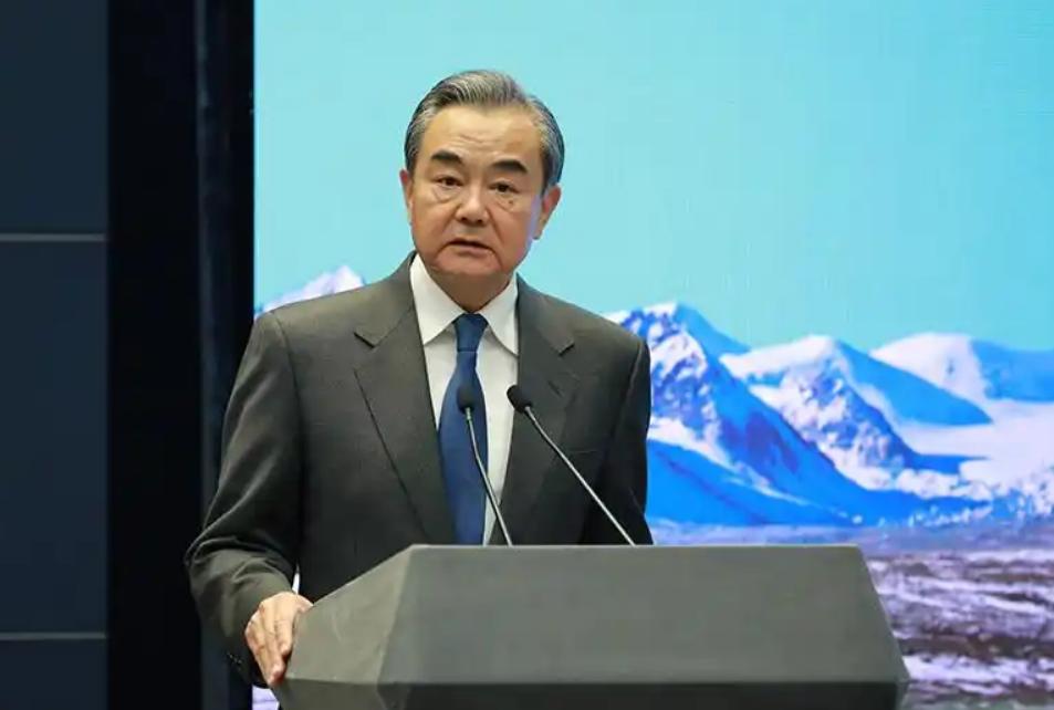 中国的顶级阳谋上线！33年来首次！10月16日，王毅抵达了克罗地亚首