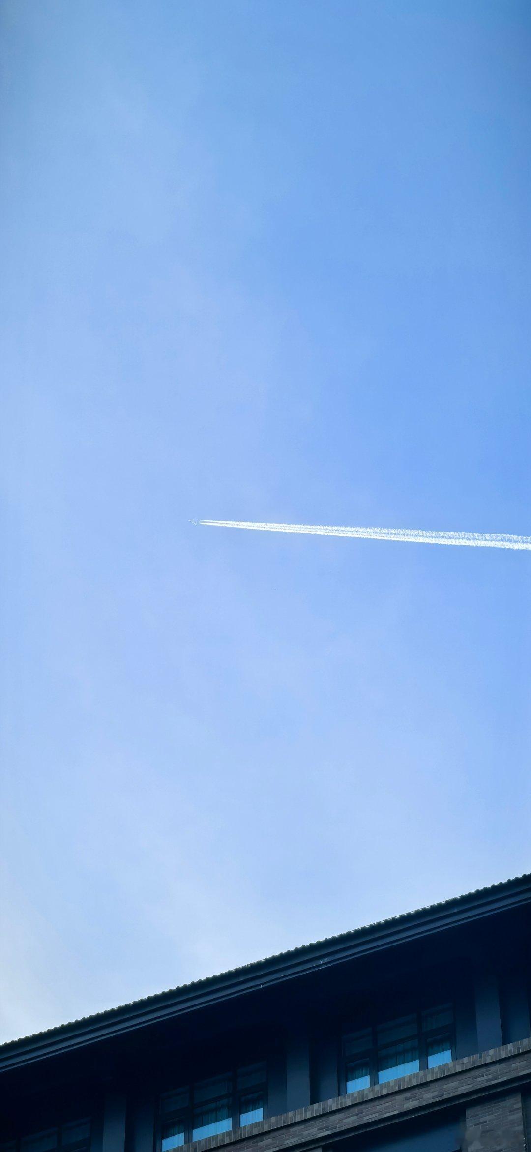 新疆多地上空出现不明飞行物可能是科幻小说看多了，其实并不愿意地球被发现，更希望我