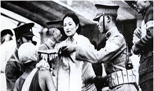 民国军阀割据，军衔混乱，蒋介石一度感叹“上将多如狗”。1935年国民政府重整军制