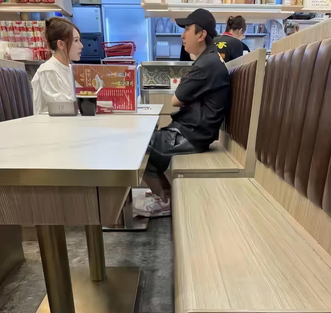 7月15日，有位网友在香港某餐厅偶遇王思聪，他和一名美女，坐在一起吃饭的画面。