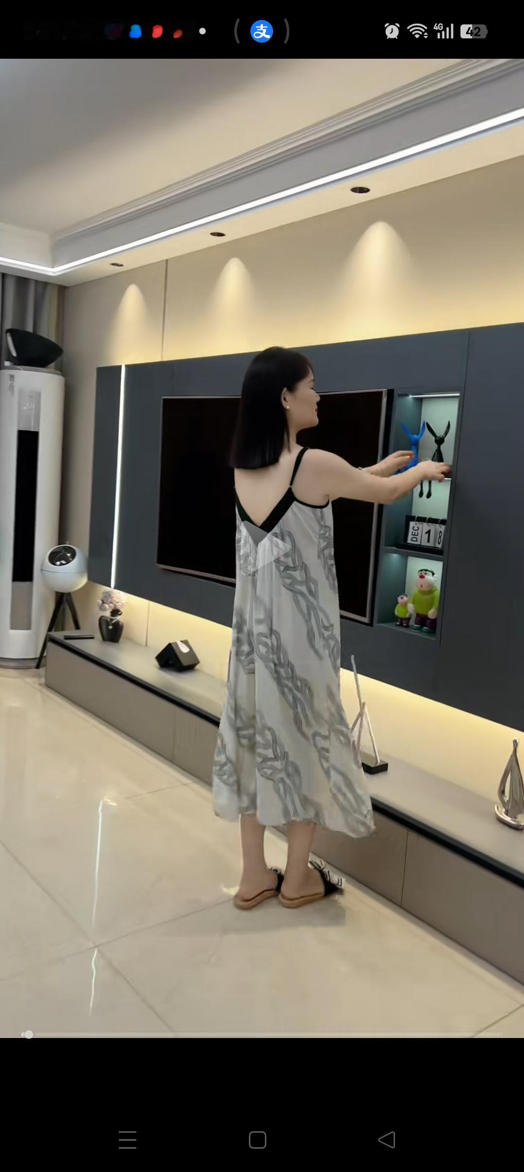 这个女生火了，曾某同款战袍来了，不要99，只要39.9。看身材，发型，确实挺像，