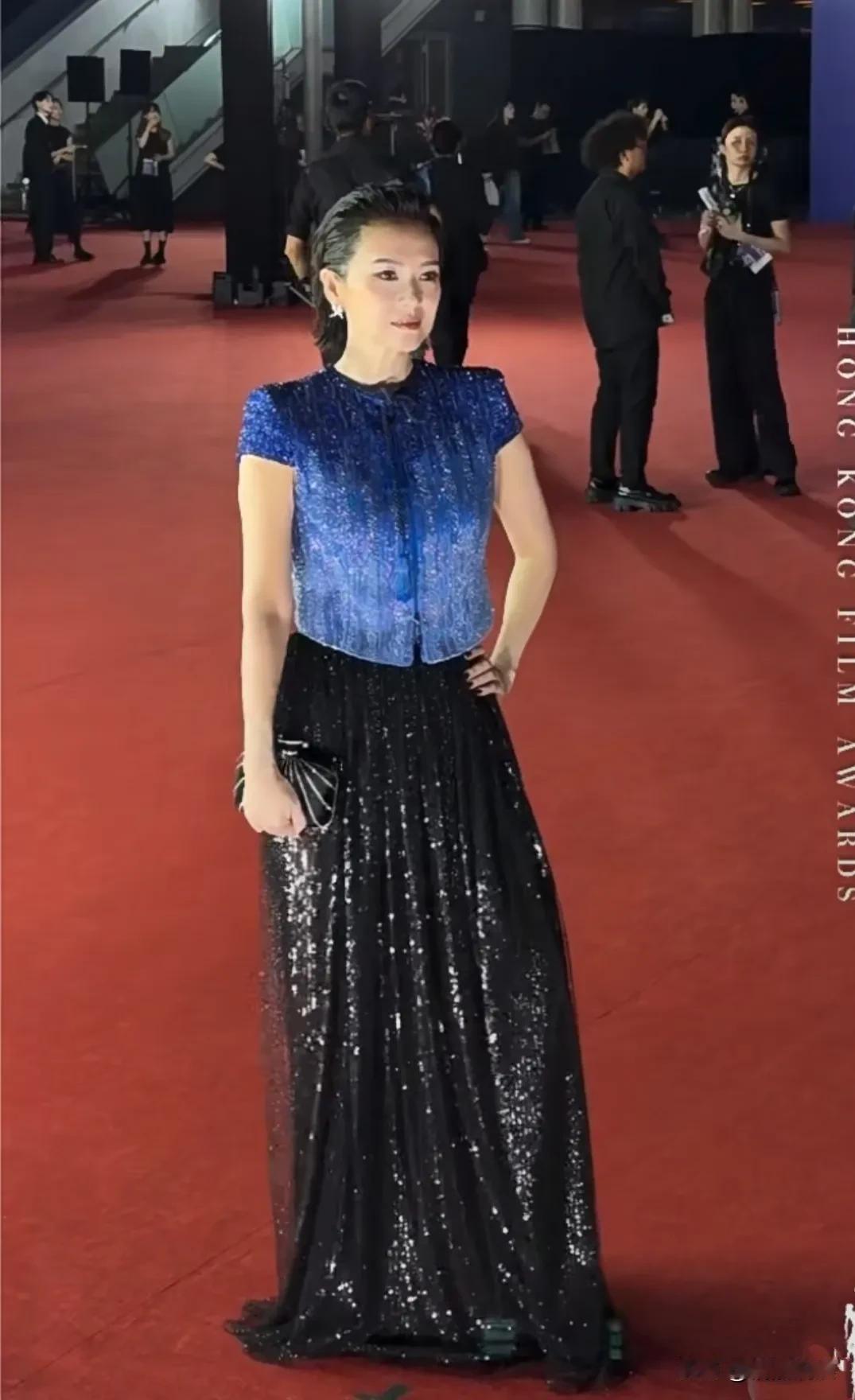 章子怡压轴现身香港金像奖红毯，穿着一身阿玛尼高定，戴着蒂芙尼珠宝，留着一头短发，
