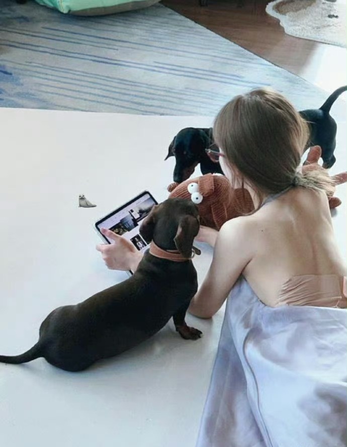 赵露思好可怜，又瘦又小背上贴满了膏药，看了好心疼​​​​