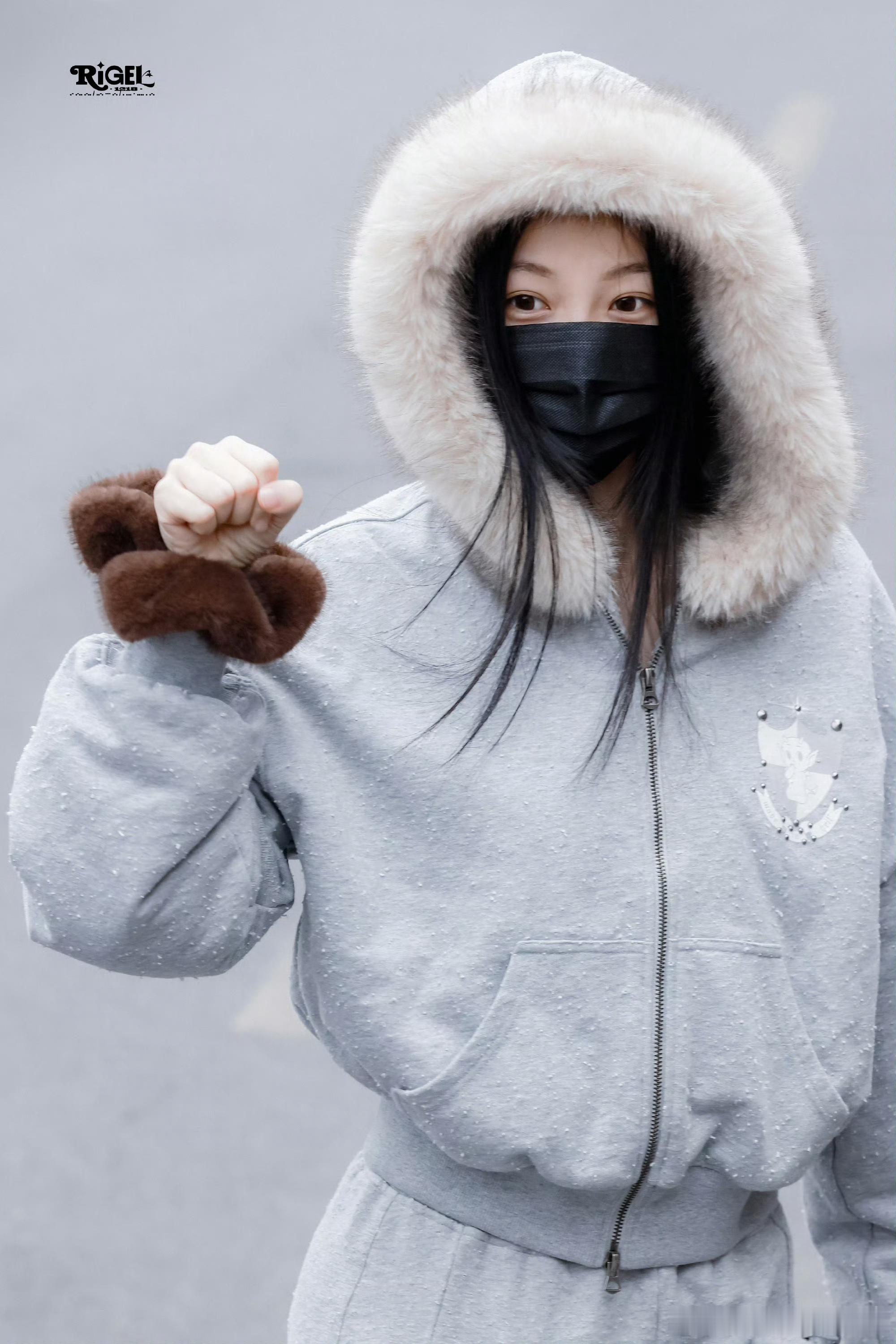 虞书欣穿得好暖和最近我这边下雪了，所以感觉虞书欣还是穿少了哈哈哈哈哈哈