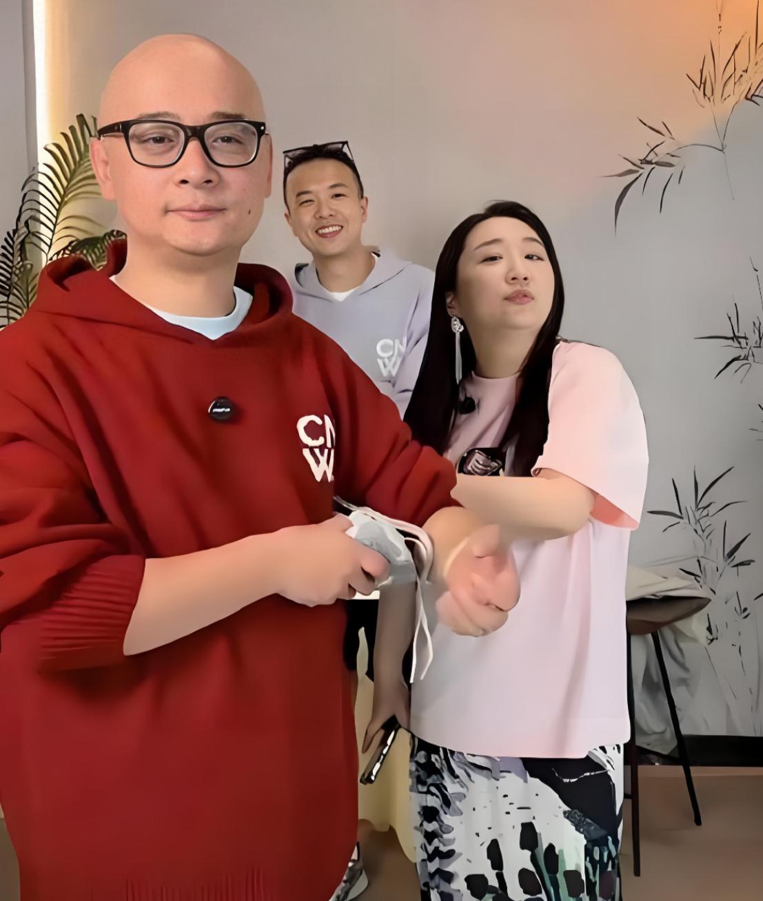 傅首尔被嘲讽后，最先站出来的竟然是前夫老刘！8月23日，傅首尔前夫老刘突然发长文