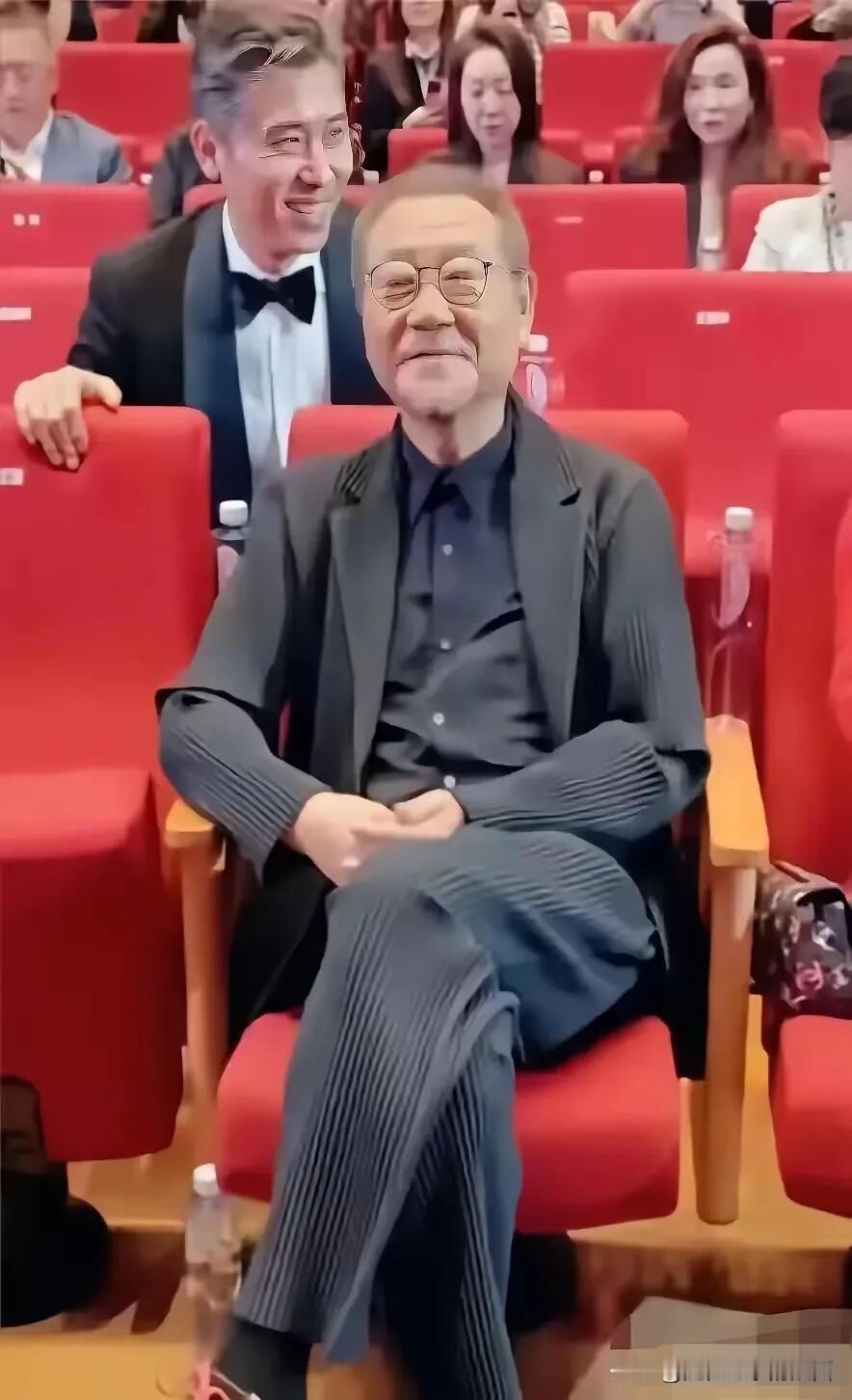 50岁的李乃文只是头发白了，但他看着还蛮有气质的，笑容灿烂，反倒是前面这一位老演