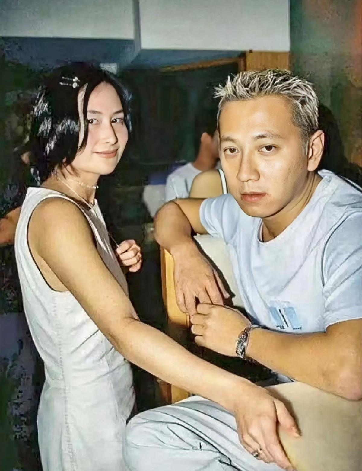 杨其龙和何超琼的一段旧情最近又被网友们翻出来了。杨其龙是香港英皇集团老板杨受成的