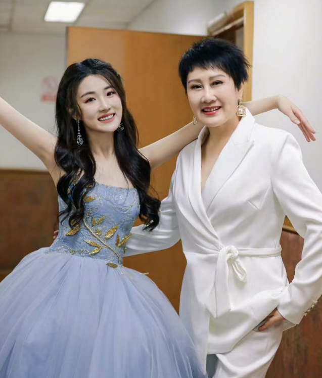 张凯丽女儿上演综了一出场就惊艳全场谁能想到，张凯丽的女儿张可盈，悄悄加盟演技综
