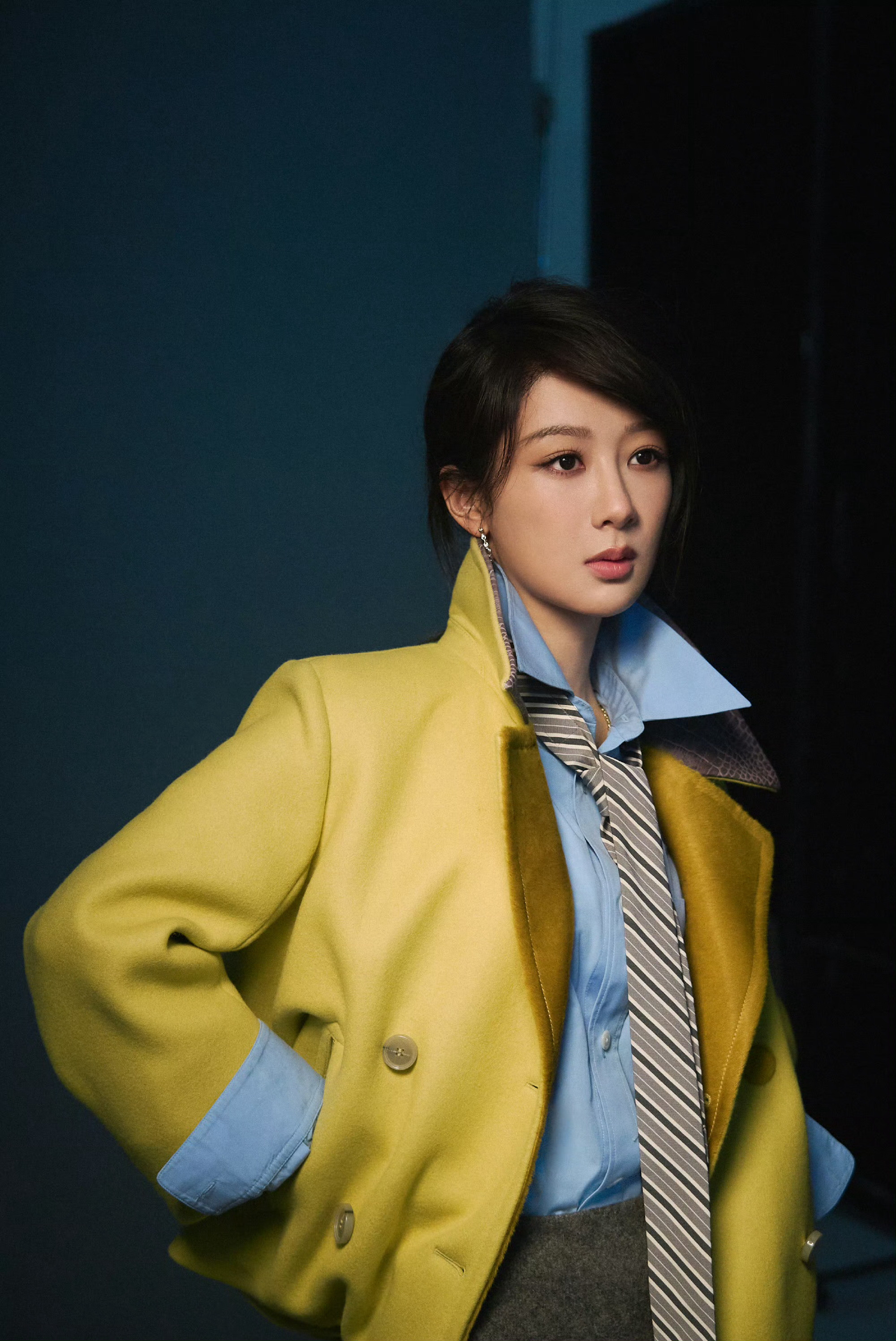 演员杨紫一步一个脚印，坚定地走向属于她的未来中，期待杨紫更多人生角色