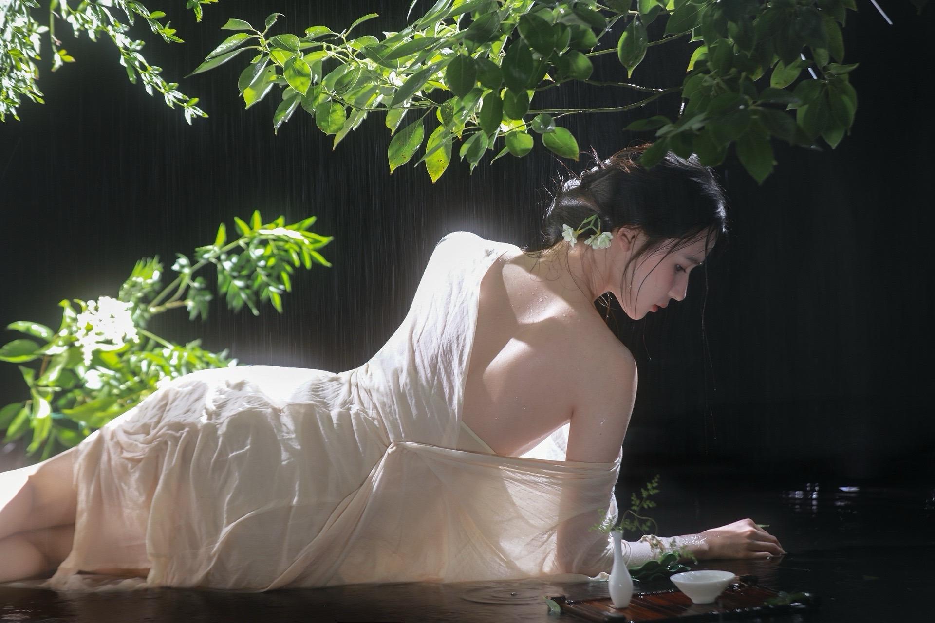 不过是落花有意流水无情。