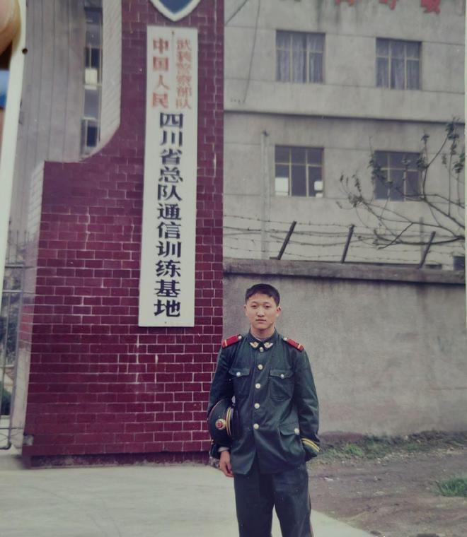 2006年，2个歹徒盯上2位18岁女孩，意图拐到南方。女孩在火车上“悄声”求救，