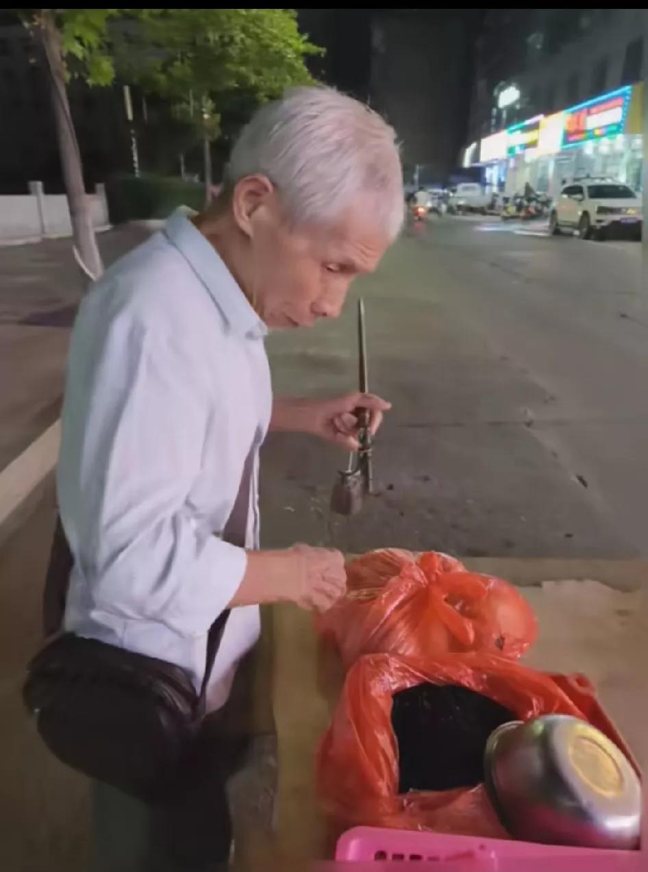 看哭了！女子晚上下班回家，偶遇已故老同学的父亲在街边摆摊卖梨瓜，看到老人家这么