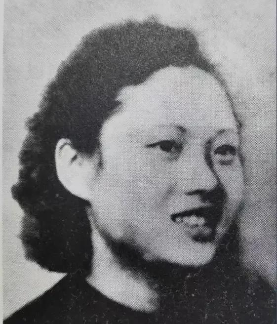 1949年，渣滓洞大屠杀，罗娟华中弹倒地，这时，她看到了躺在血泊中的婴儿，正准备