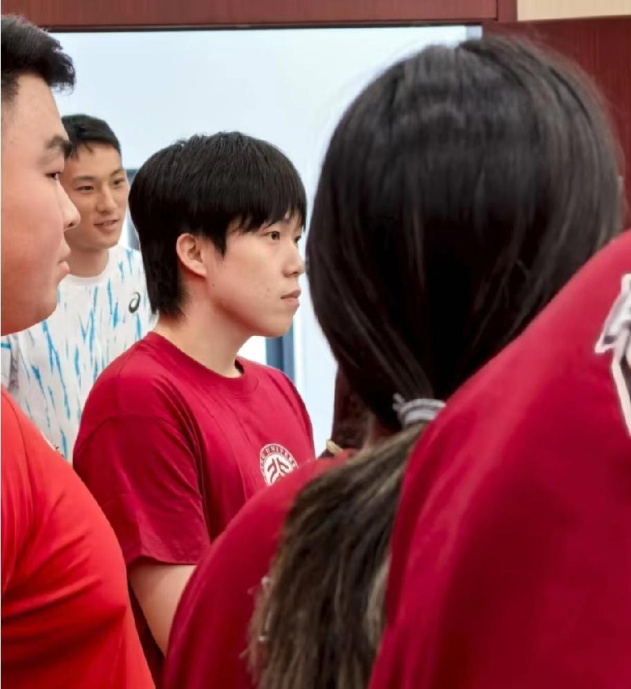刷到王楚钦的高清图，穿着北大校服，乖得让人移不开眼，那认真的模样，仿佛正专注听课