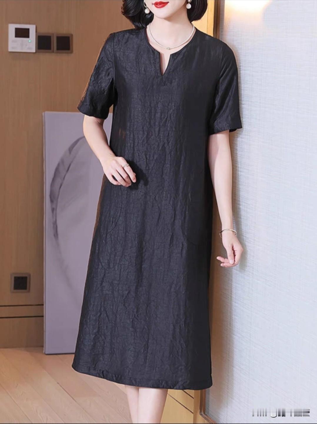 闺蜜最近入手了一条香云纱裙子，喜欢得不行。可问题来了——按她的习惯，新衣服都要先