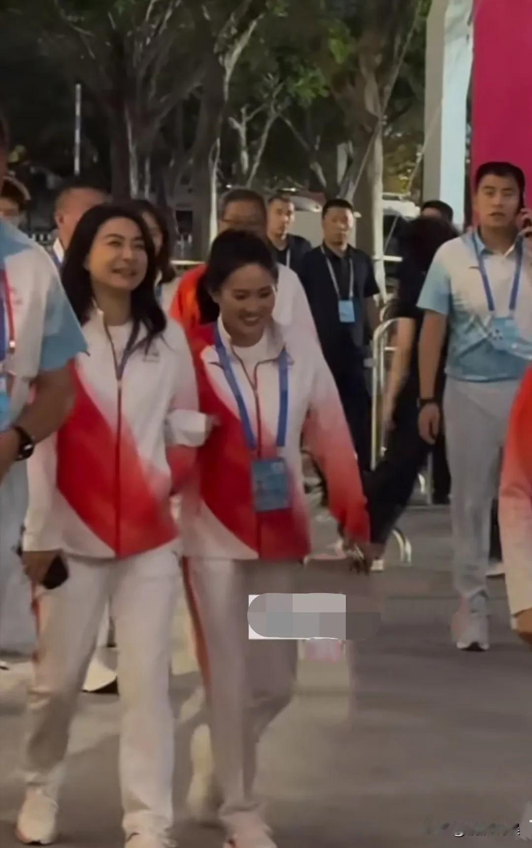 跳水皇后郭晶晶和陈若琳现身全运会开幕式，师姐师妹手牵手进入场地。俩人都穿着运动