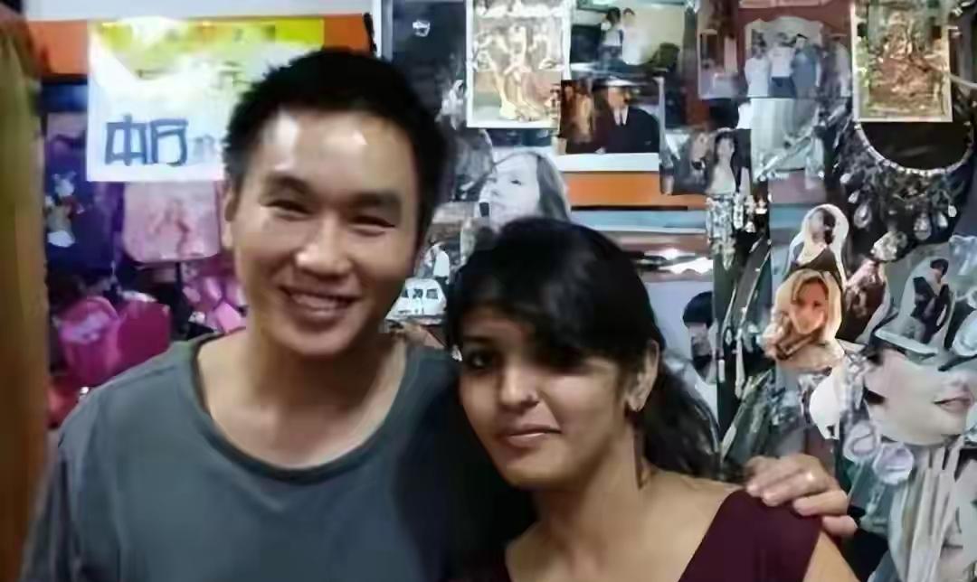 2012年，印度女孩莫迪娜，听说中国女人可以赚钱，中国男人不打老婆。于是，她瞒着