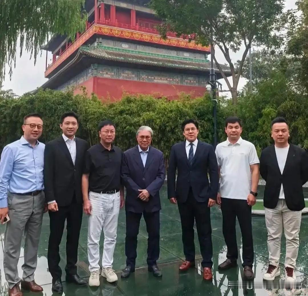 霍震霆和两个儿子霍启刚、霍启山父子三人来北京参观，父子三人个个都是气质非凡，父子