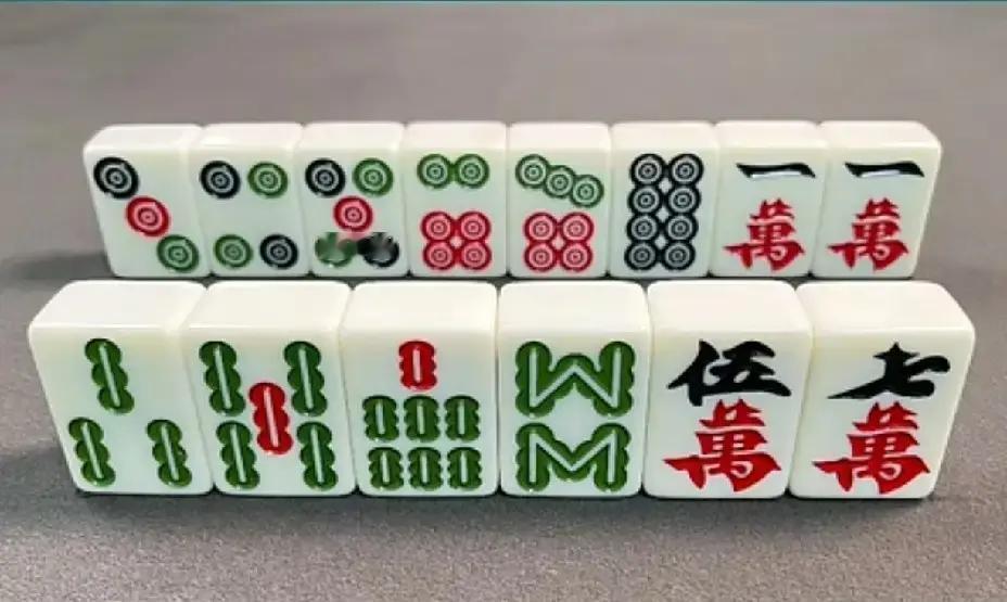 打3条还是留5万？吵了整晚桌上只剩七张牌，我摸来5万，老公立刻喊：拆3条！