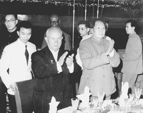 1959年赫鲁晓夫最后一次访华。在国庆宴会上毛泽东面无表情，一脸凝重。