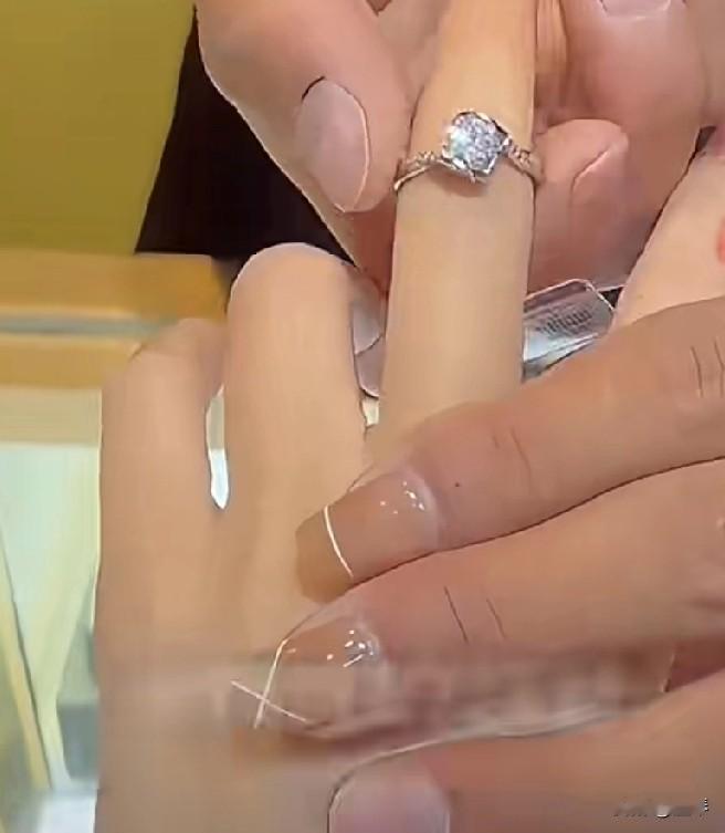 “钻石恒久远，一粒就破产！”果然名不虚传！有网友爆料:称自己花了12万买的