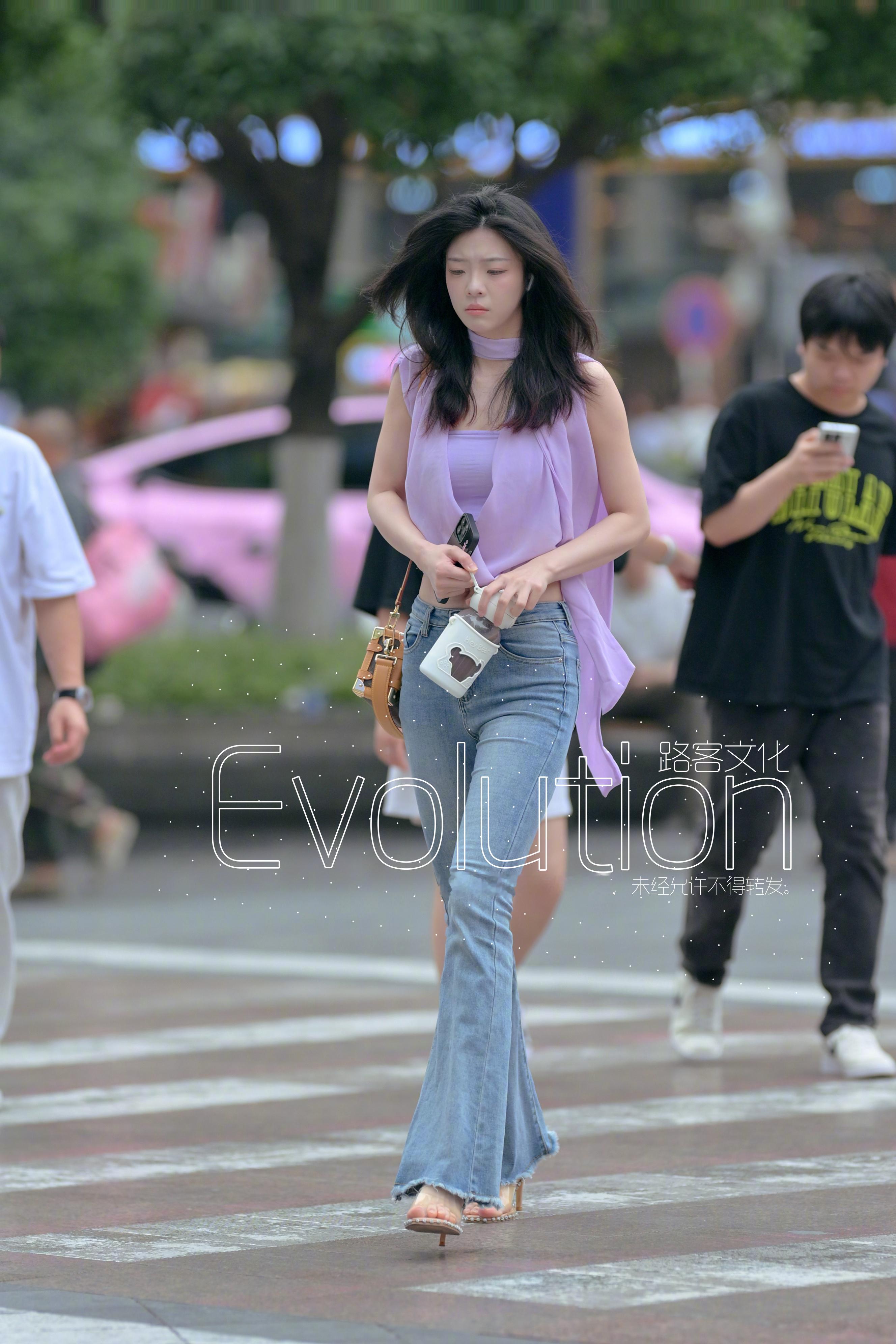 这种紫色的服装是真的一般人很难驾驭的​​​