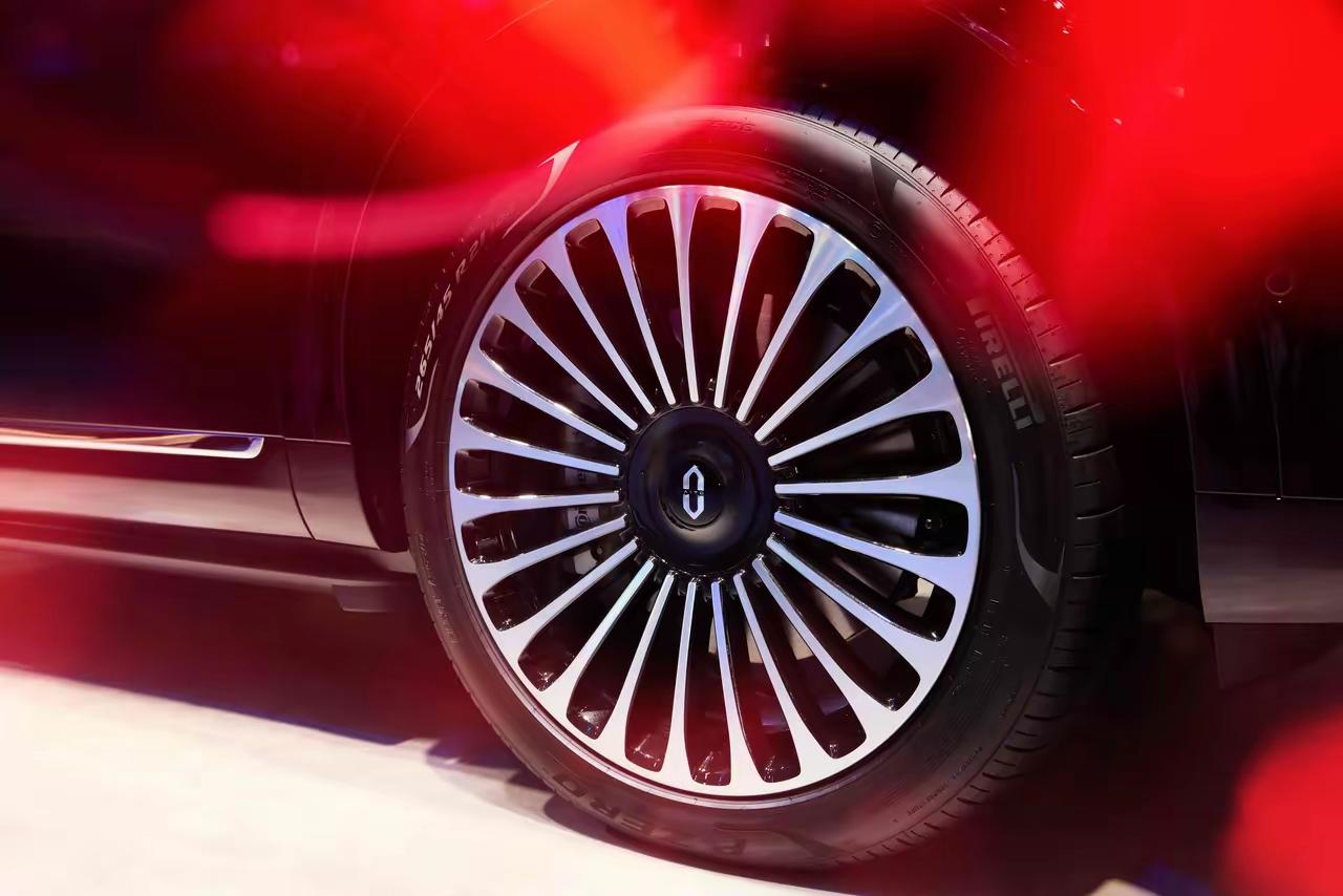 说说问界M6，明年肯定会上市，M5是鸿蒙智行第一款车，完全没有跟问界现在的赛道融