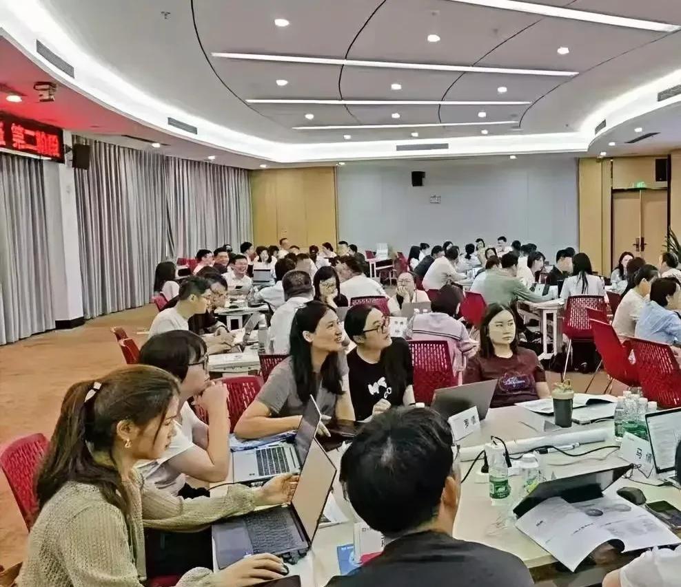 公司新招来了2个211的大学生，公司安排研发的两个技术骨干当导师，实行师带徒。结