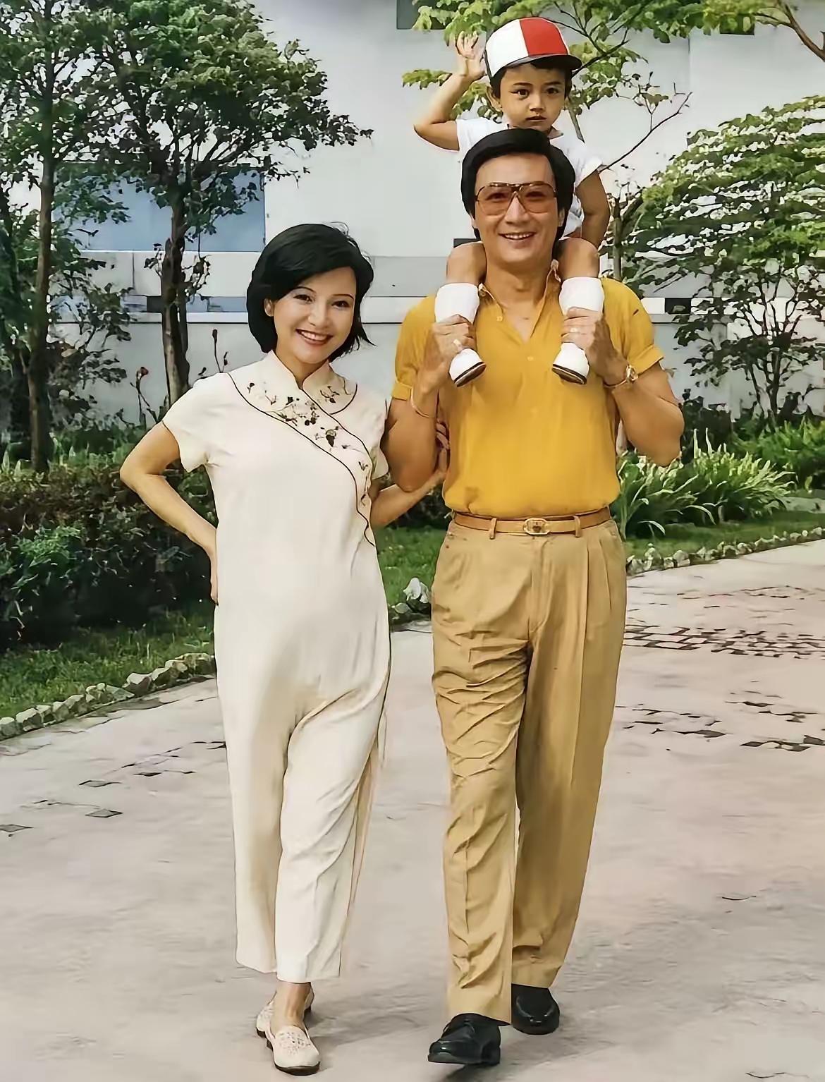 谢霆锋成年后不如父母漂亮帅气。