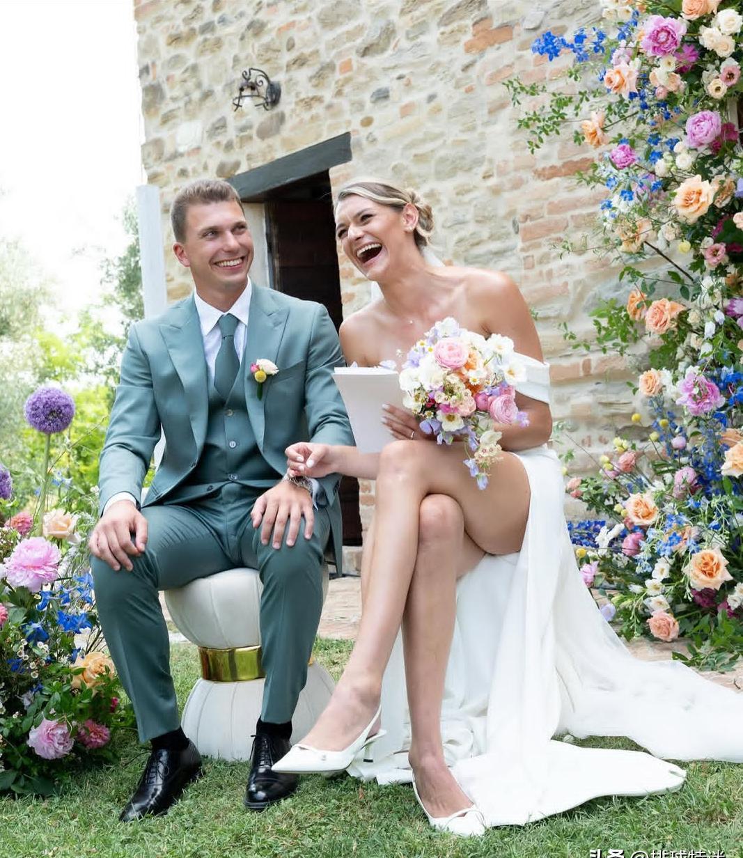 26岁，比利时女排一姐，婚礼当天还穿着训练鞋进场。助教老公是她球场外的二传手，