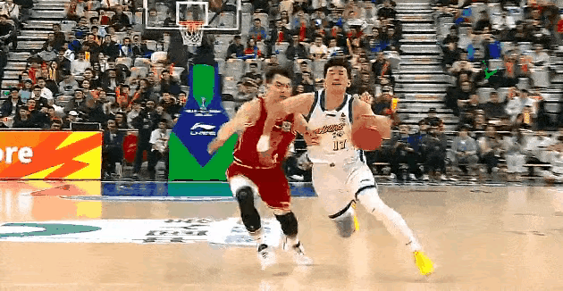 孙铭徽受伤又开始炮轰迪亚洛了，其实慢镜头回放，迪亚洛已经做出了闪躲，放孙铭徽上篮