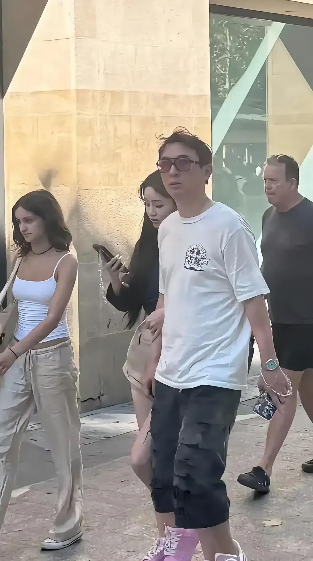 王校长的身体出问题了？全网都在关心不到40岁的王校长，背有点驼了，头发稀疏了，面