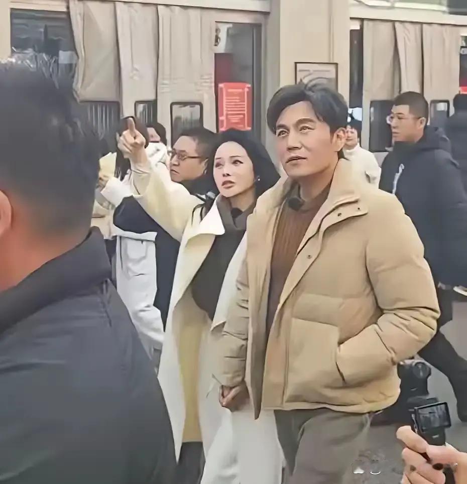 秦昊和伊能静在沈阳中街溜达了半小时。没人停下来看他们。左小青在零下20度的早