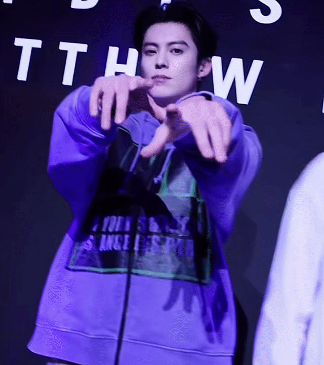 这个王鹤棣在路人镜头里从没有输过紫色好有韵味