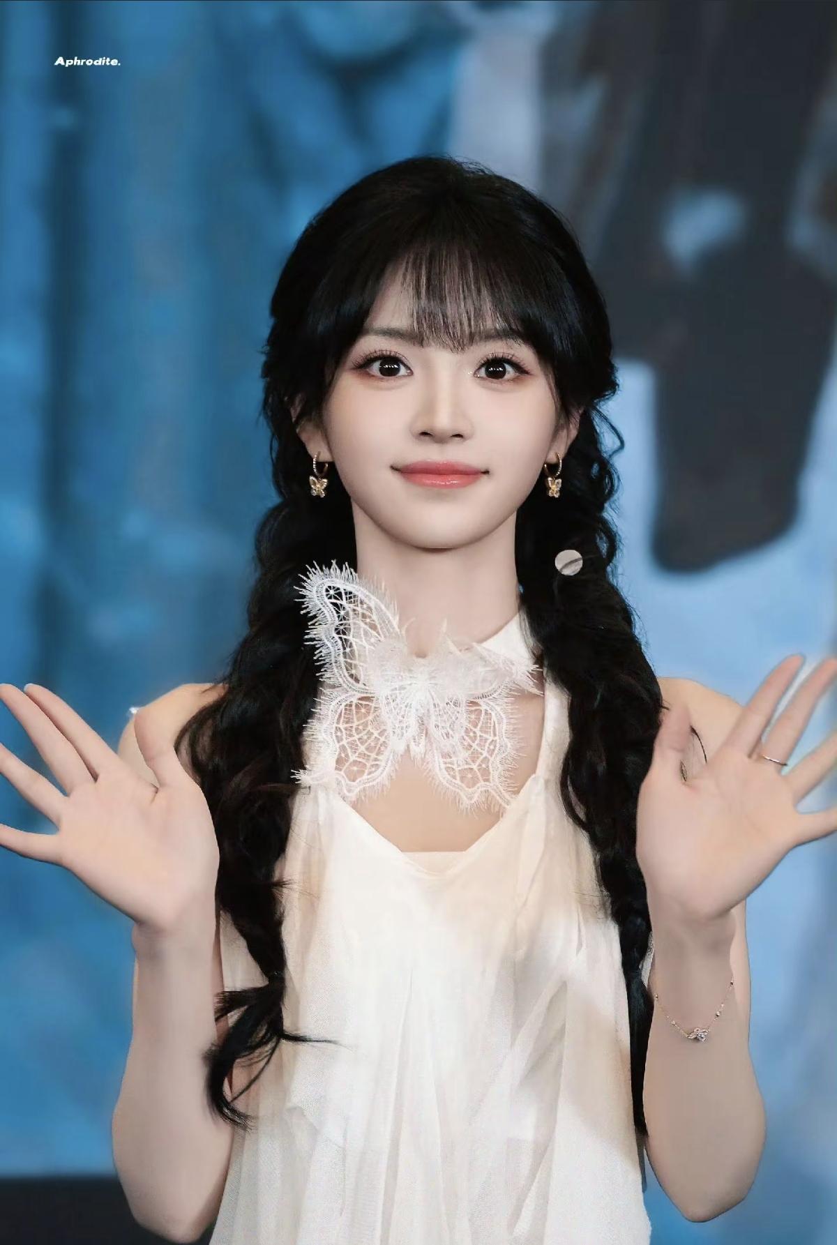 双麻花辫挽起少女心事，白纱裙里藏着温柔笑意是田曦薇，也是藏在镜头里的明媚