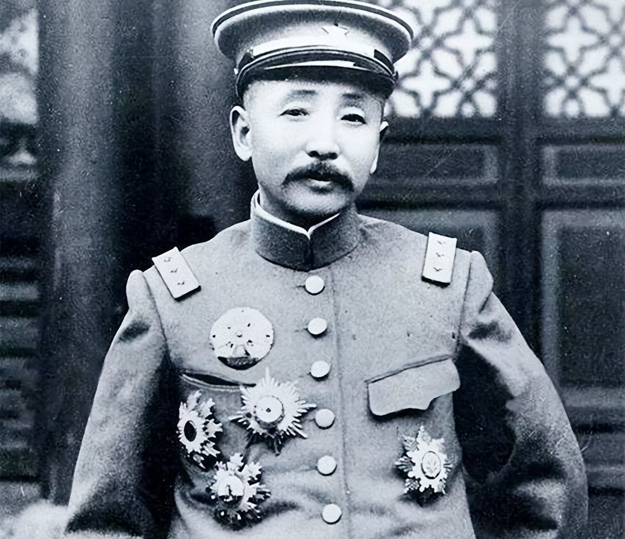 大帅府年轻的警卫员，找到张作霖支支吾吾地说：“大帅，俺娘给俺订了婚，姑娘长得很俊