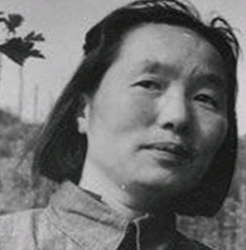 1937年，地主王学文发现一20岁女兵躺在家门口，见四下无人，他一下将女兵扛到了