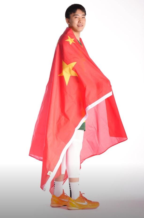王俊杰NCAA定妆照披国旗可能引发争议，不是他不配，而是NBA前景就此暗淡王