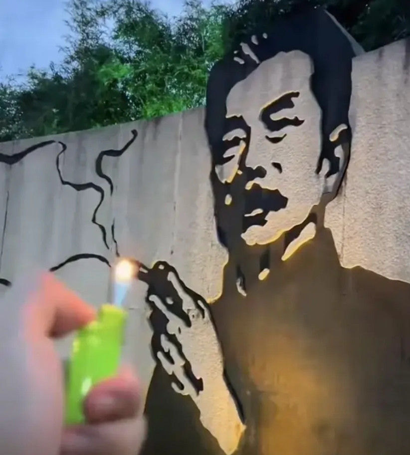 如果鲁迅还活着他大概会说“我黯然的看着网上投诉我的两个女人，一个是孙女士，另一个