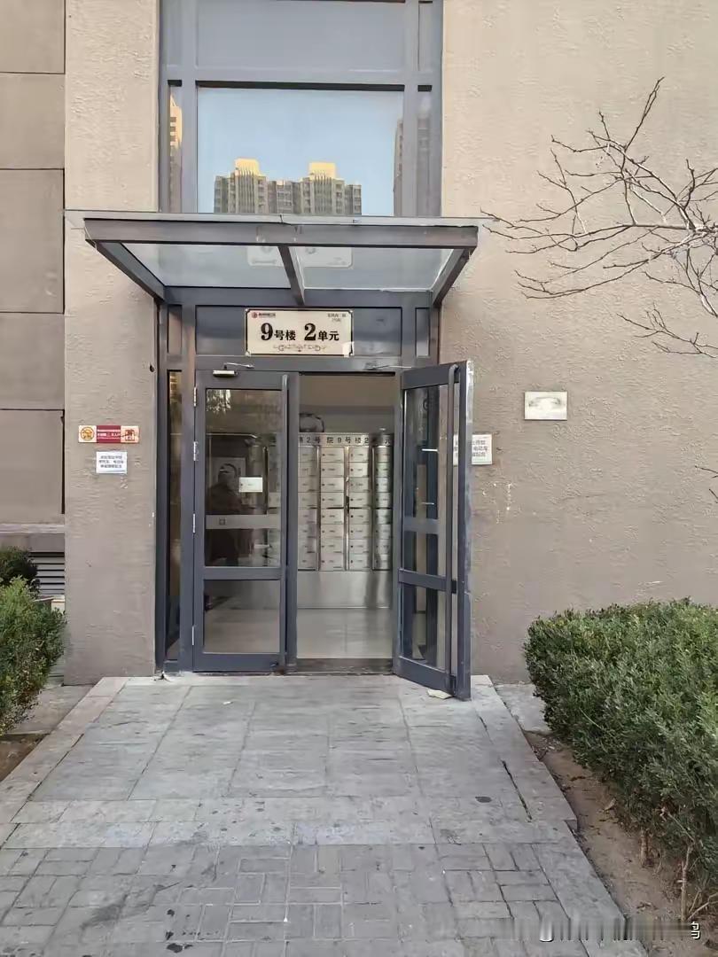 路过妹妹小区从不登门，不是疏远亲情，是守住自己的体面我亲妹妹在市区住，每次