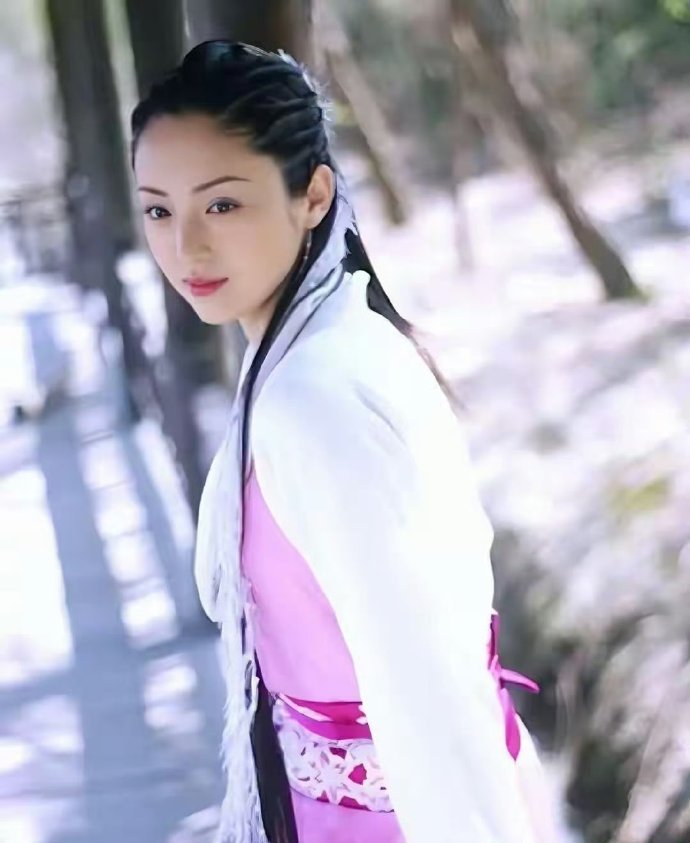 董璇当年被称小巩俐确实是有原因的，25岁的她与陆毅合影太惊艳了​​​